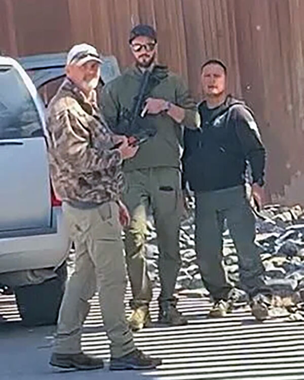 Claim: Federal agents in plain clothes aimed guns, handcuffed ÃÛèÖÖ±²¥ Samaritans